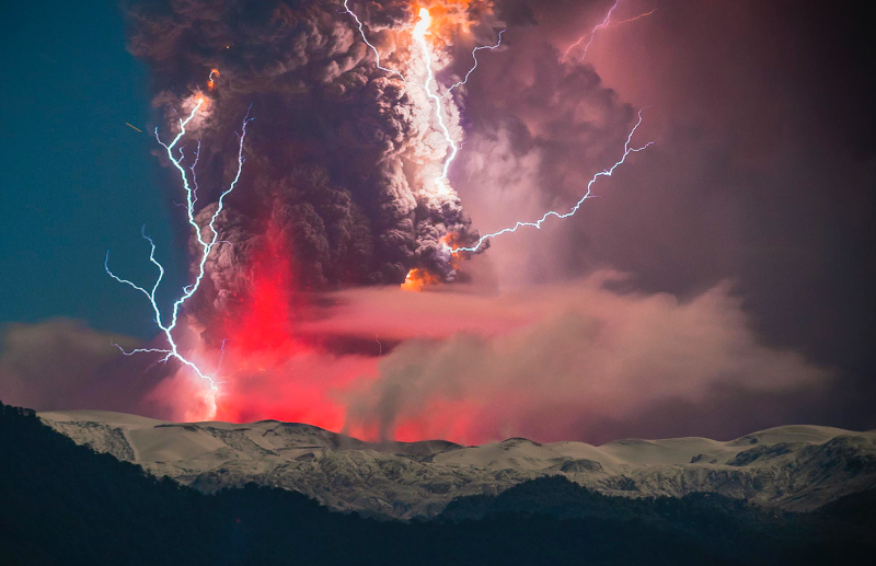 Illustration for article titled Stunning photos of colossal lightning in massive volcano eruption